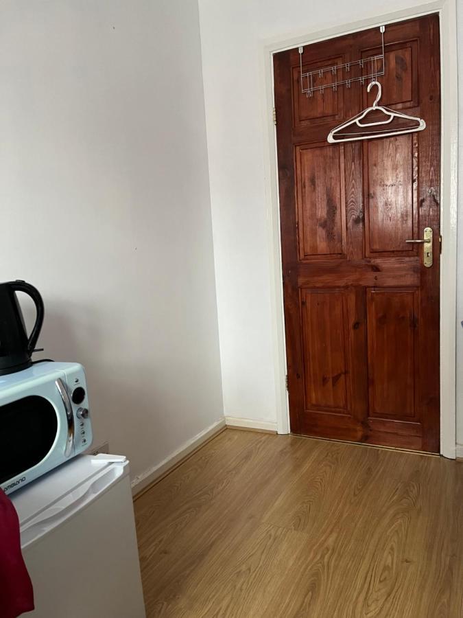 Comfortable Single Bedroom With Free On Site Parking Kingston upon Thames (Greater London) Exterior foto